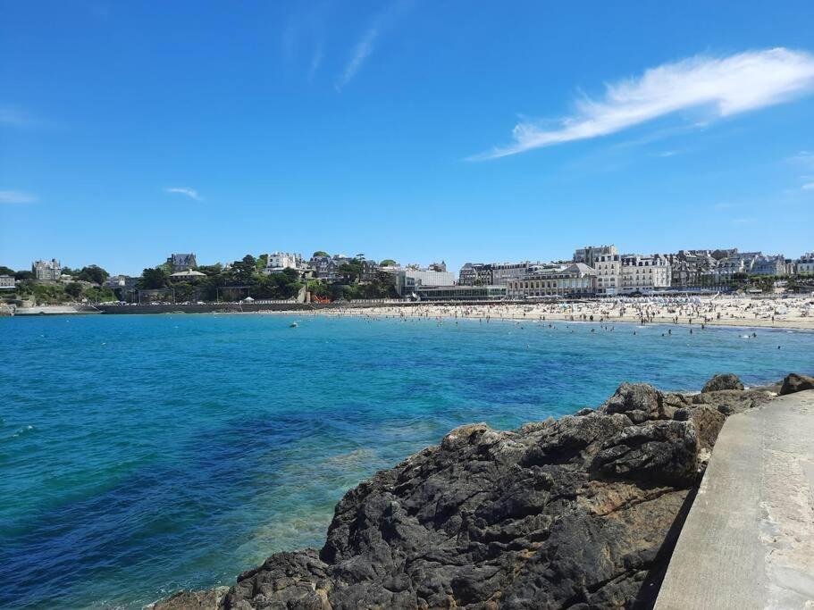 Le Jacaranda-A 2 Min De La Plage, Hyper Centre De Dinard, Vue Mer De La Fenetre Extérieur photo